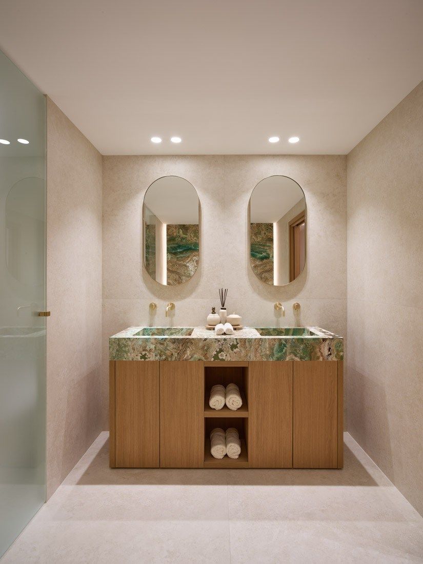 luxury apartment 5 Rooms for sale on CANNES (06400)