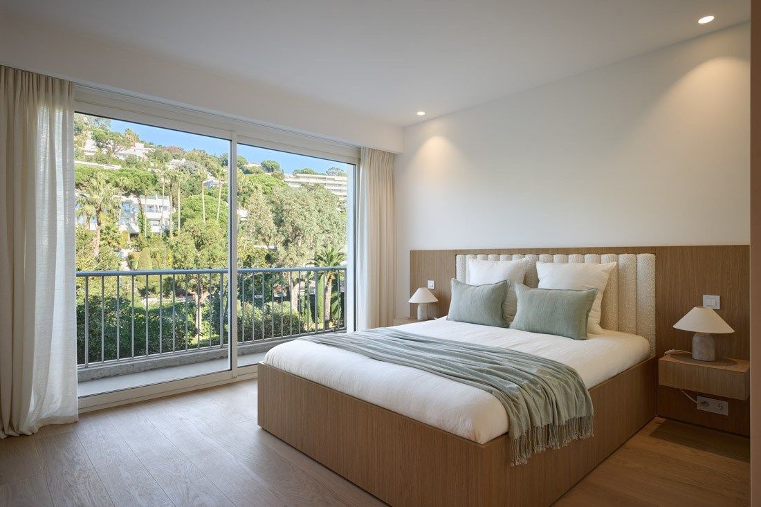 luxury apartment 5 Rooms for sale on CANNES (06400)