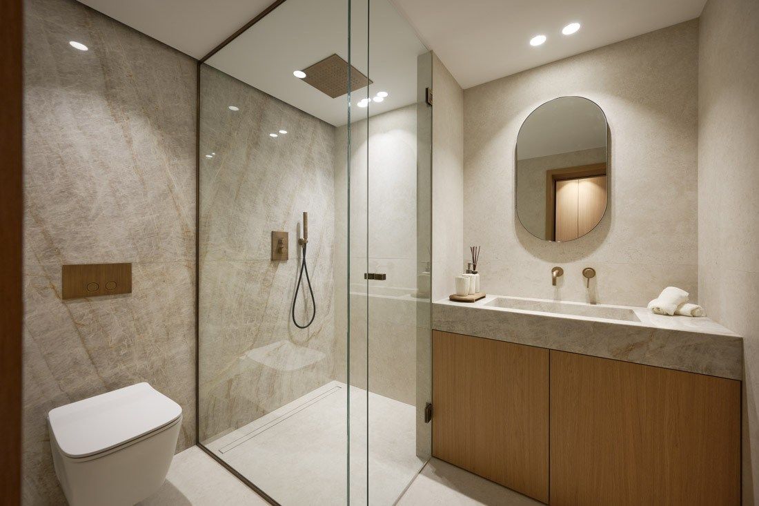 luxury apartment 5 Rooms for sale on CANNES (06400)