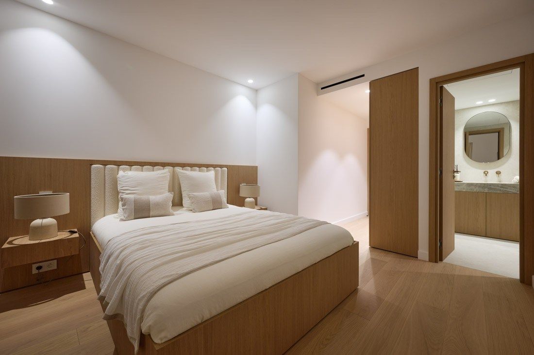 luxury apartment 5 Rooms for sale on CANNES (06400)