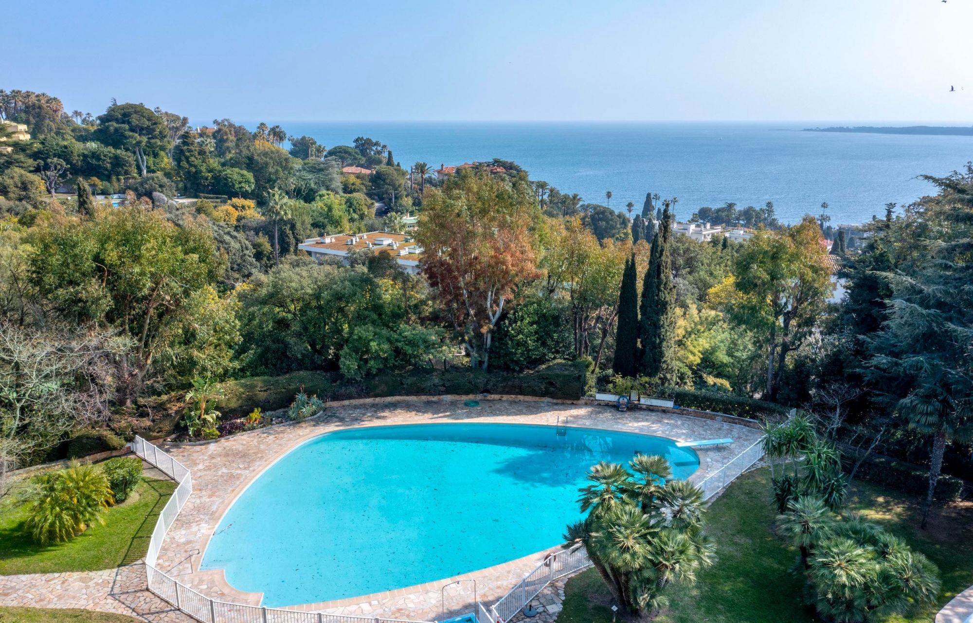 luxury apartment 5 Rooms for sale on CANNES (06400)