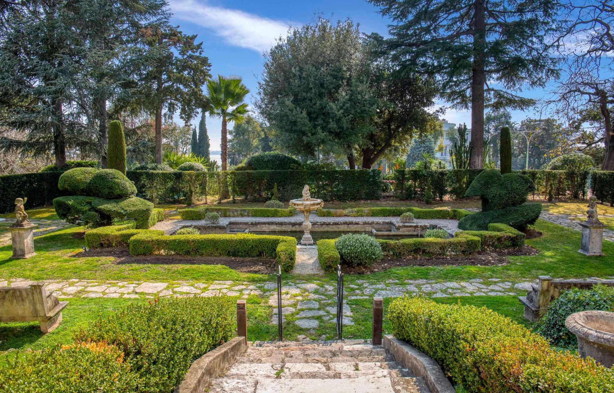 luxury apartment 5 Rooms for sale on CANNES (06400)