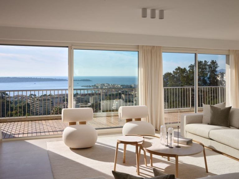 luxury apartment 5 Rooms for sale on CANNES (06400)