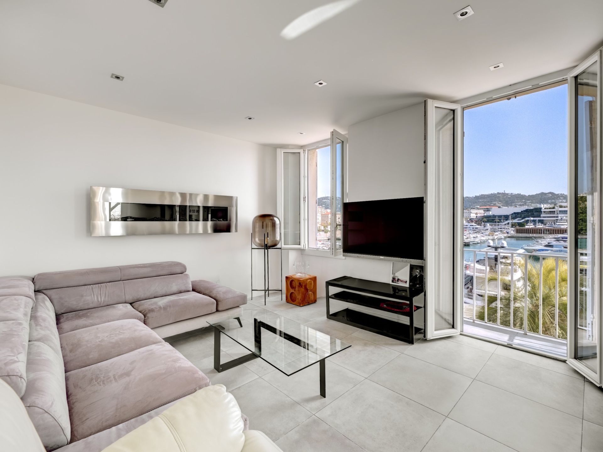 luxury apartment 3 Rooms for sale on CANNES (06400)