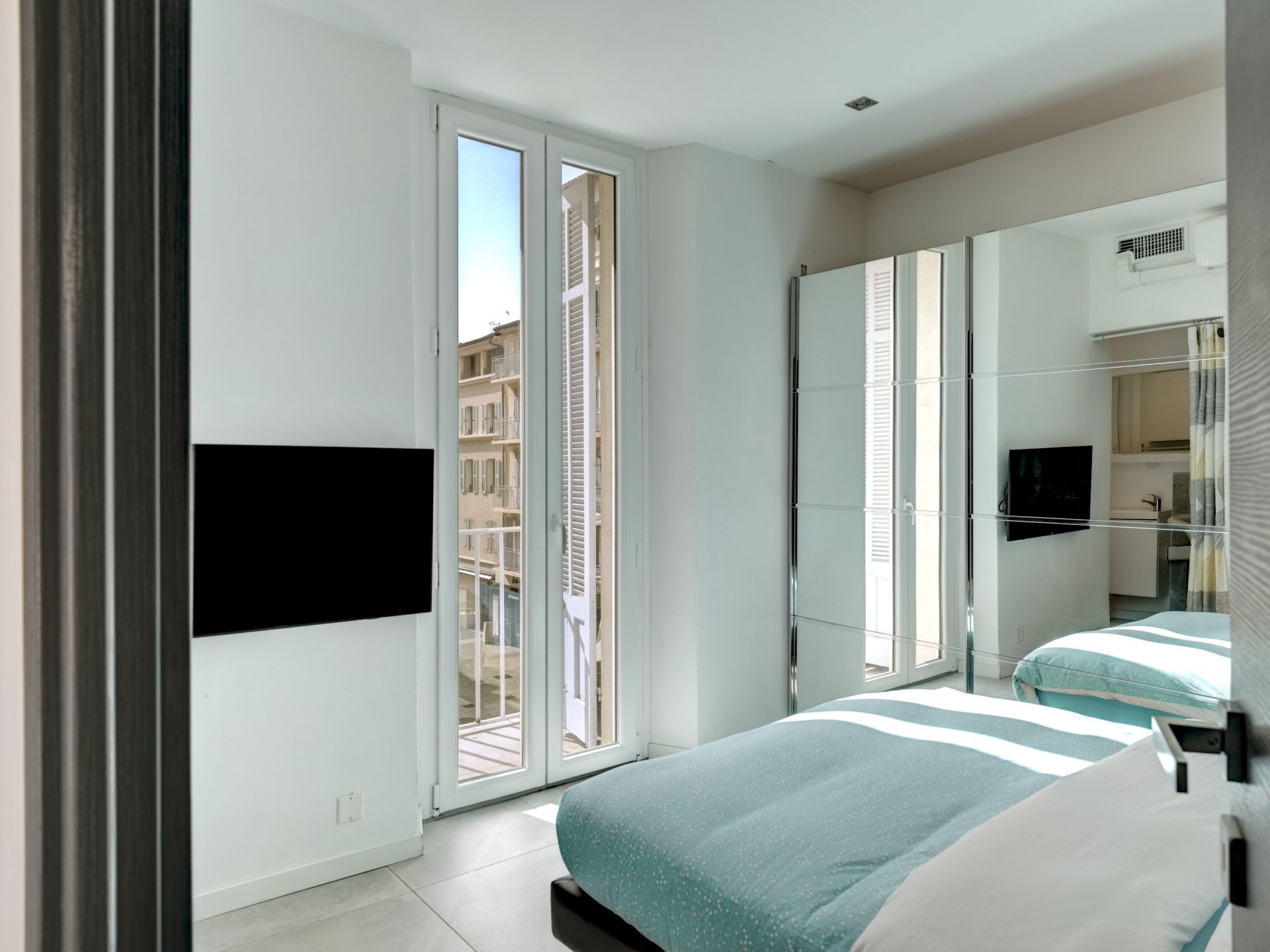 luxury apartment 3 Rooms for sale on CANNES (06400)