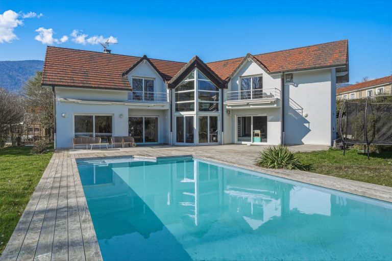 luxury villa 7 Rooms for sale on ST GENIS POUILLY (01630)