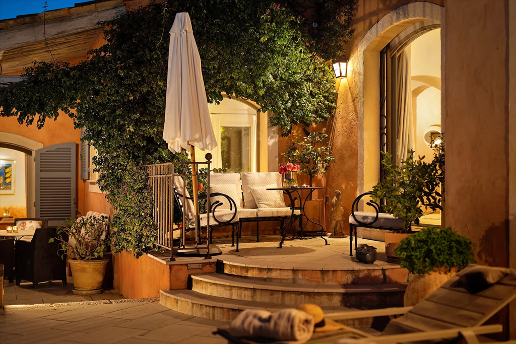 luxury villa 8 Rooms for sale on BIOT (06410)