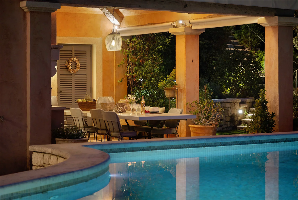 luxury villa 8 Rooms for sale on BIOT (06410)