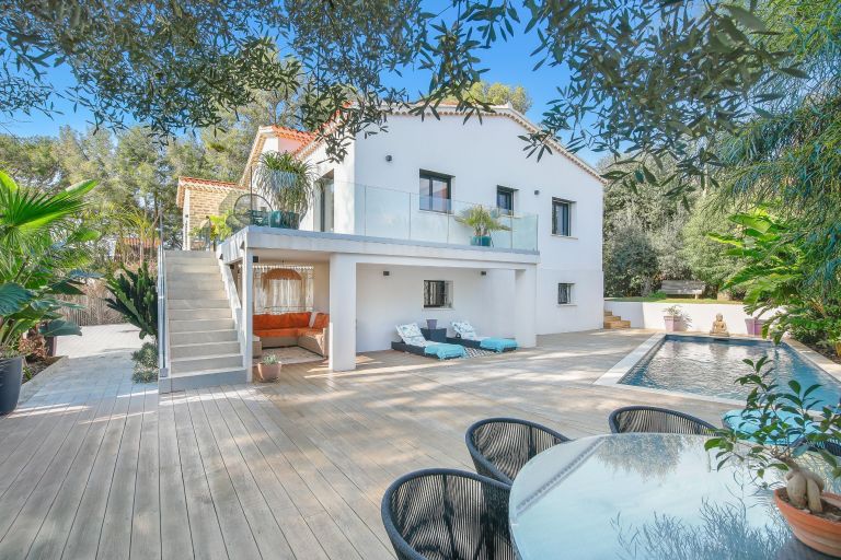 luxury house 7 Rooms for sale on BANDOL (83150)