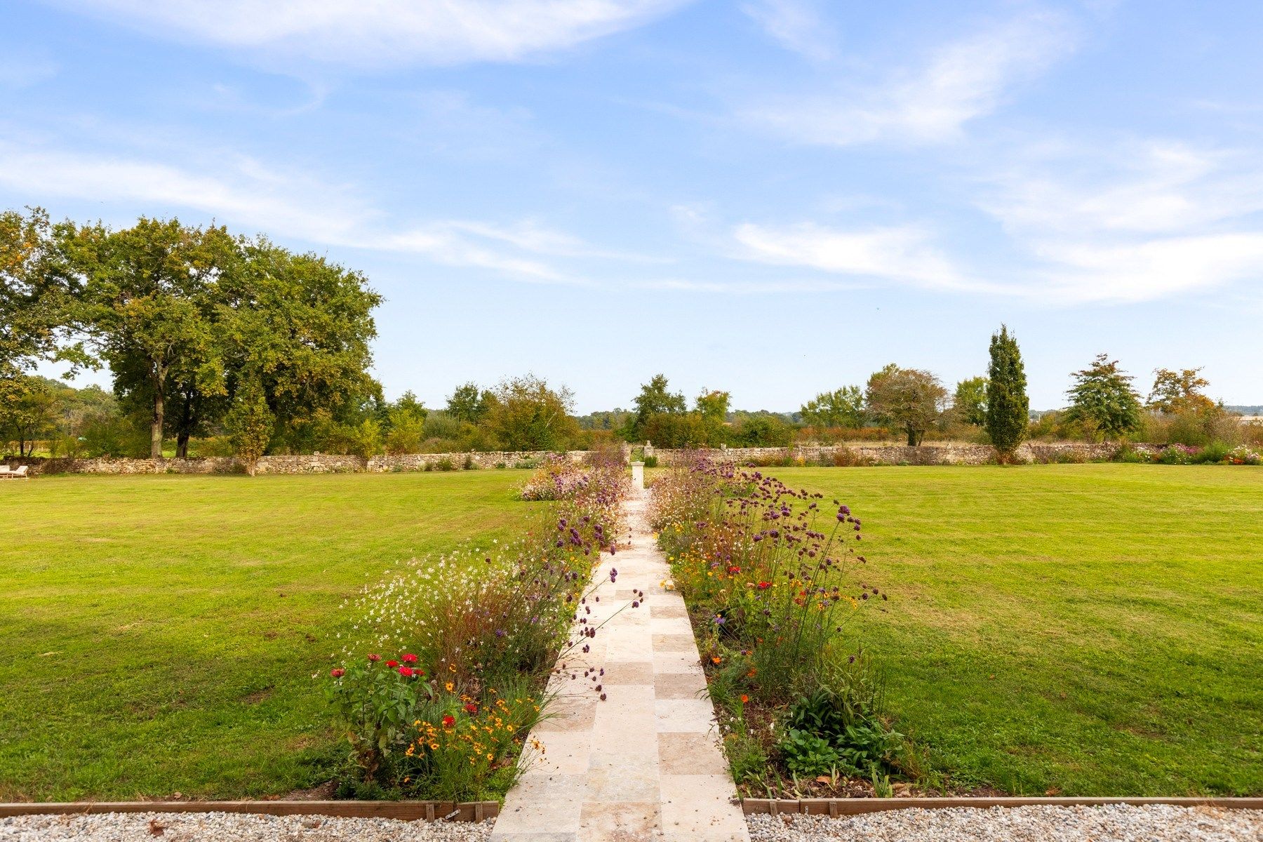 castle 10 Rooms for sale on BORDEAUX (33000)