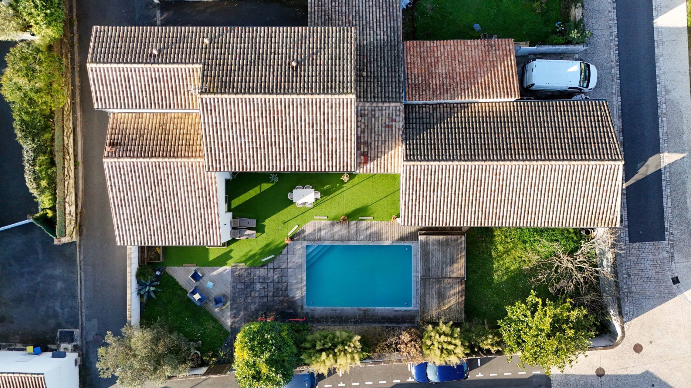 luxury house 6 Rooms for sale on LA ROCHELLE (17000)