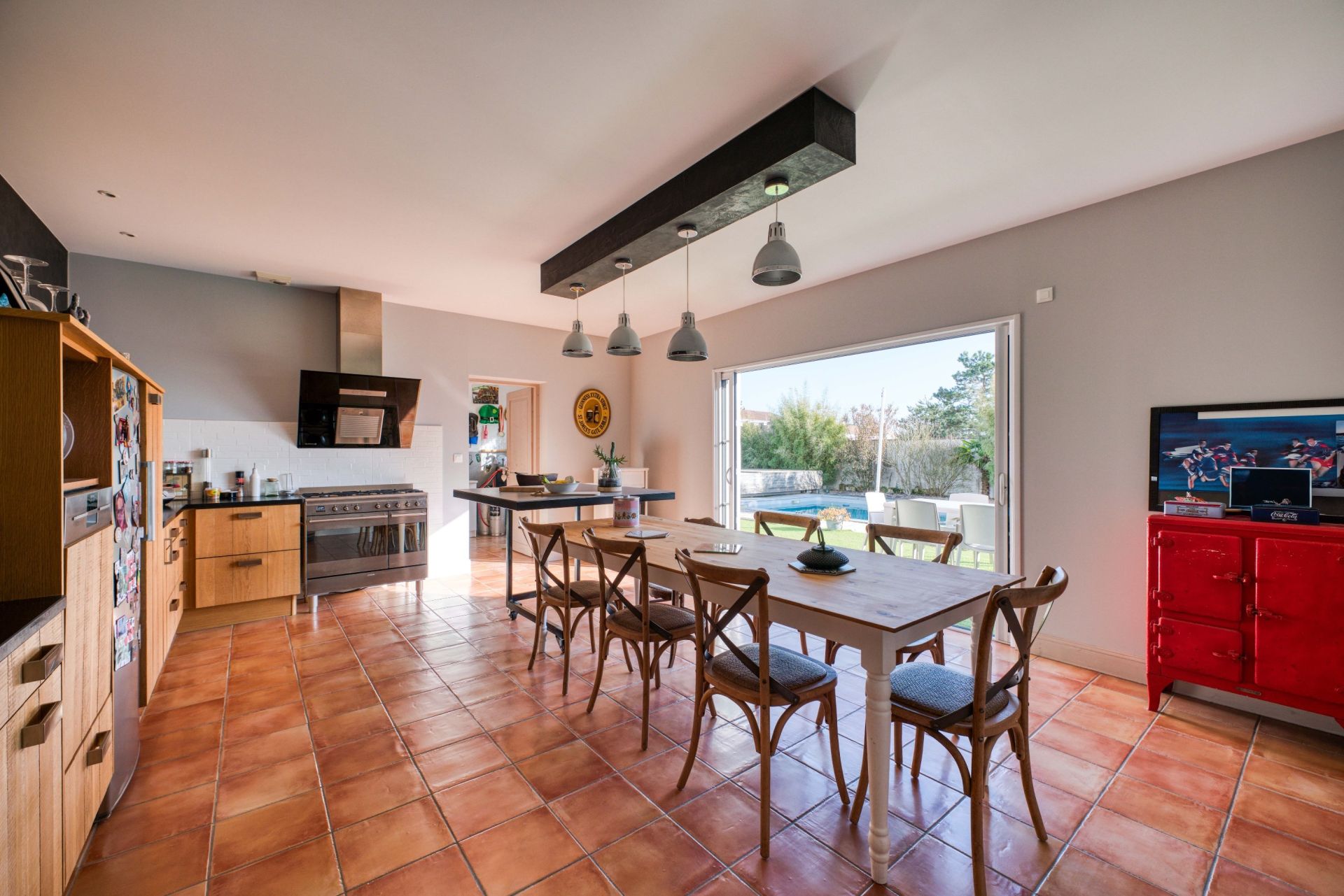 luxury house 6 Rooms for sale on LA ROCHELLE (17000)