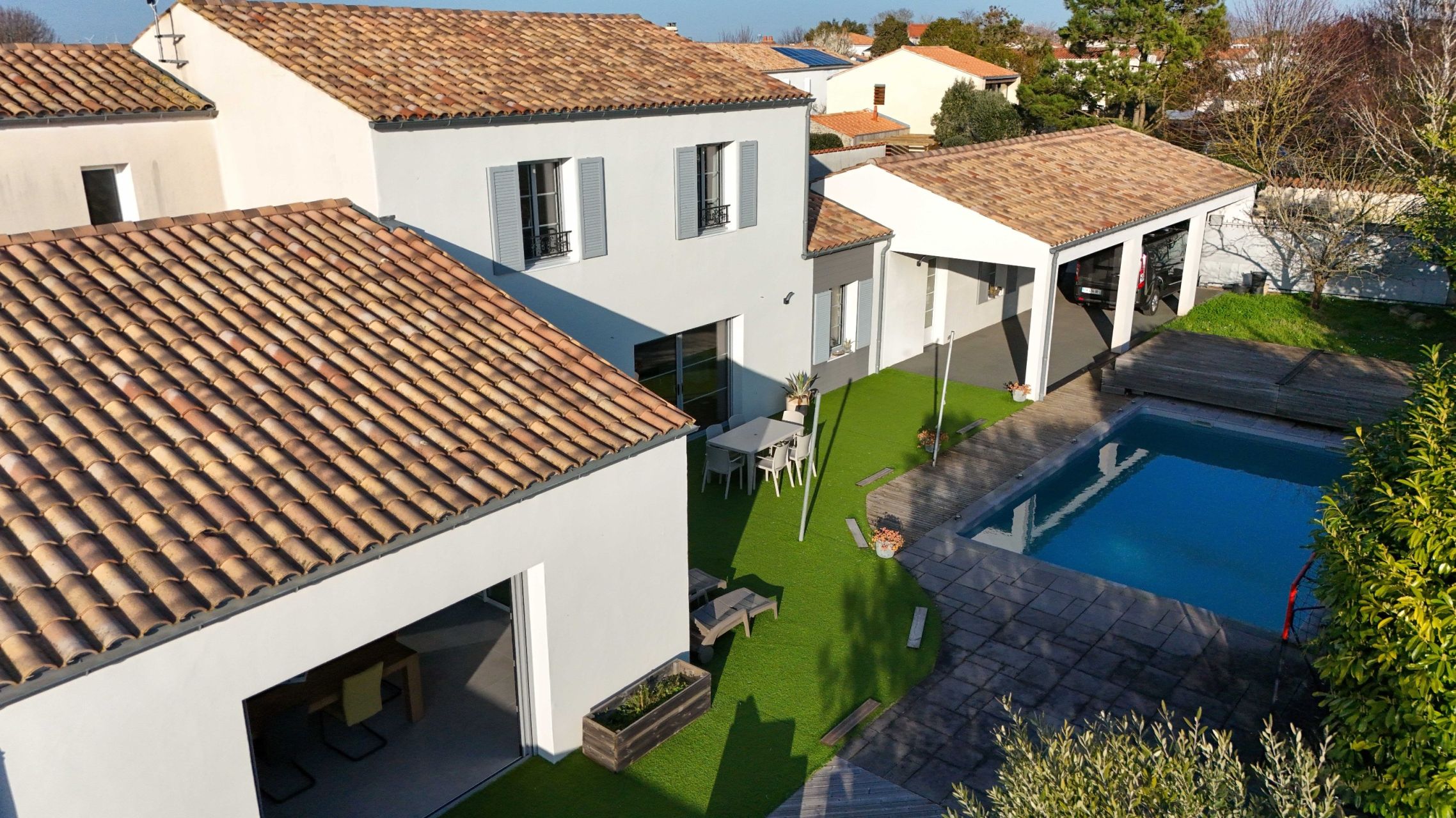luxury house 6 Rooms for sale on LA ROCHELLE (17000)