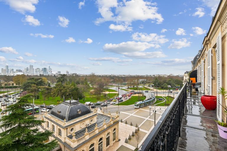 luxury apartment 5 Rooms for sale on PARIS (75016)