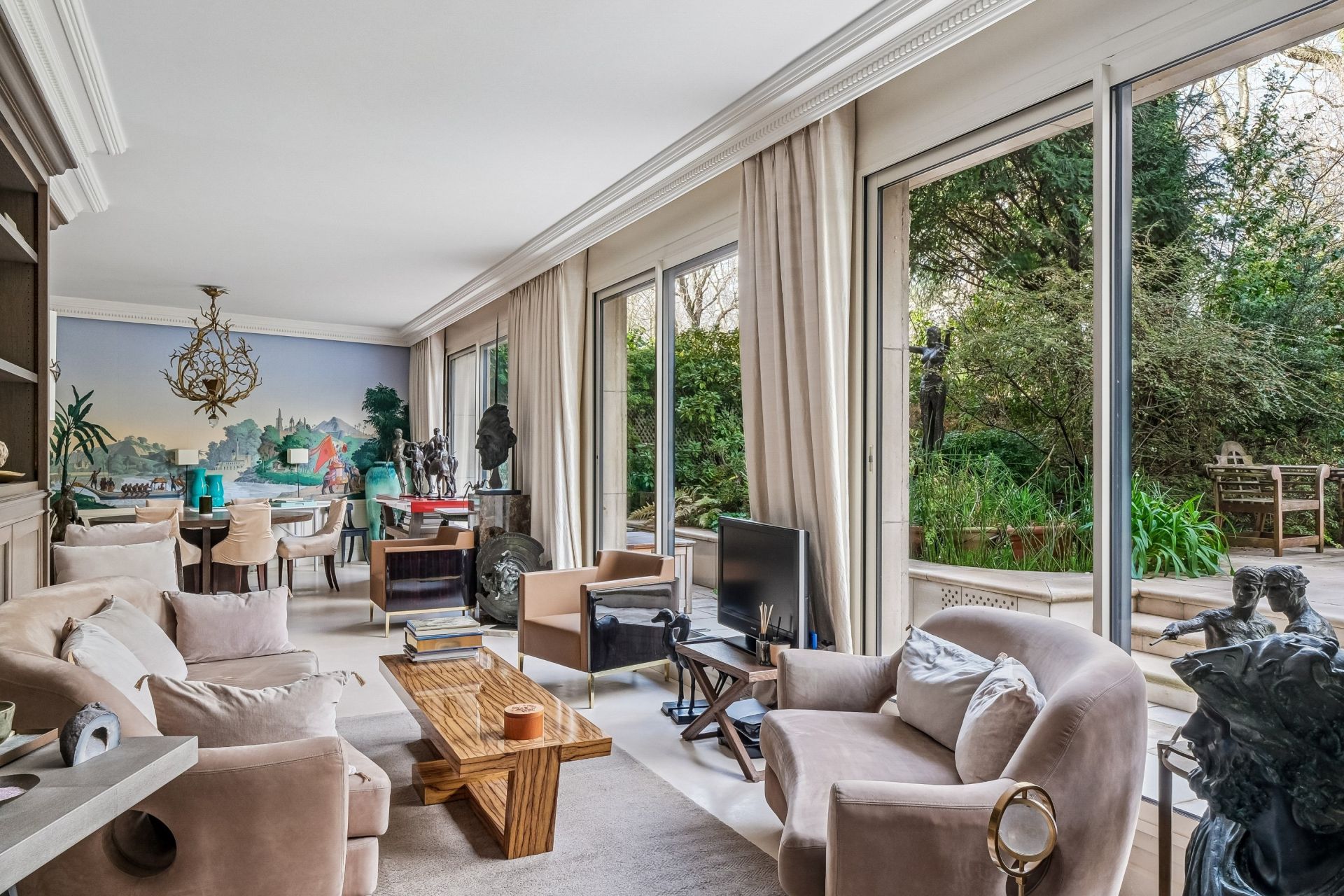 luxury apartment 5 Rooms for sale on NEUILLY SUR SEINE (92200)