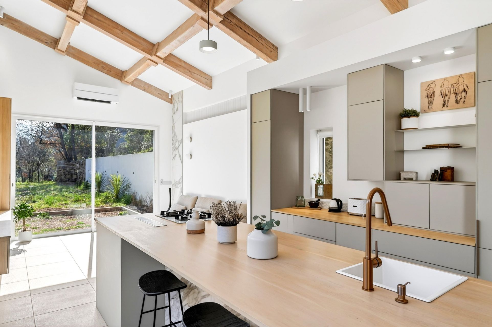 luxury house 2 Rooms for sale on GONFARON (83590)