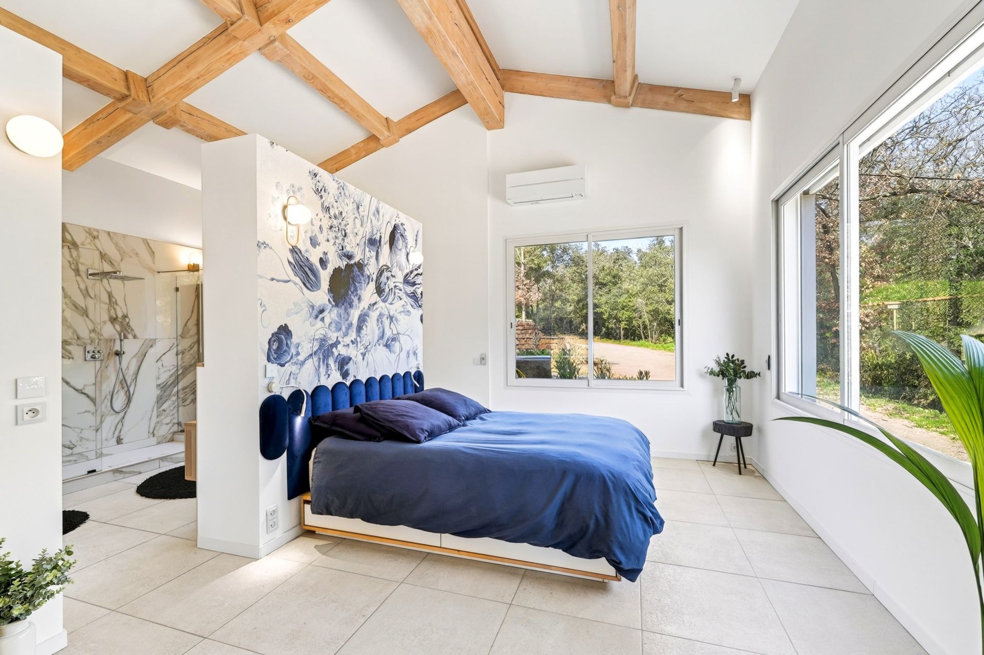 luxury house 2 Rooms for sale on GONFARON (83590)