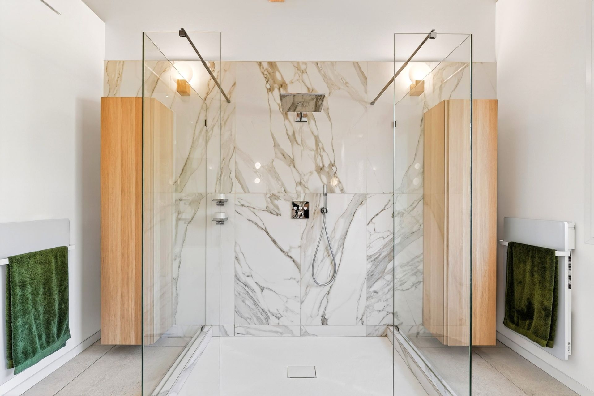 luxury house 2 Rooms for sale on GONFARON (83590)