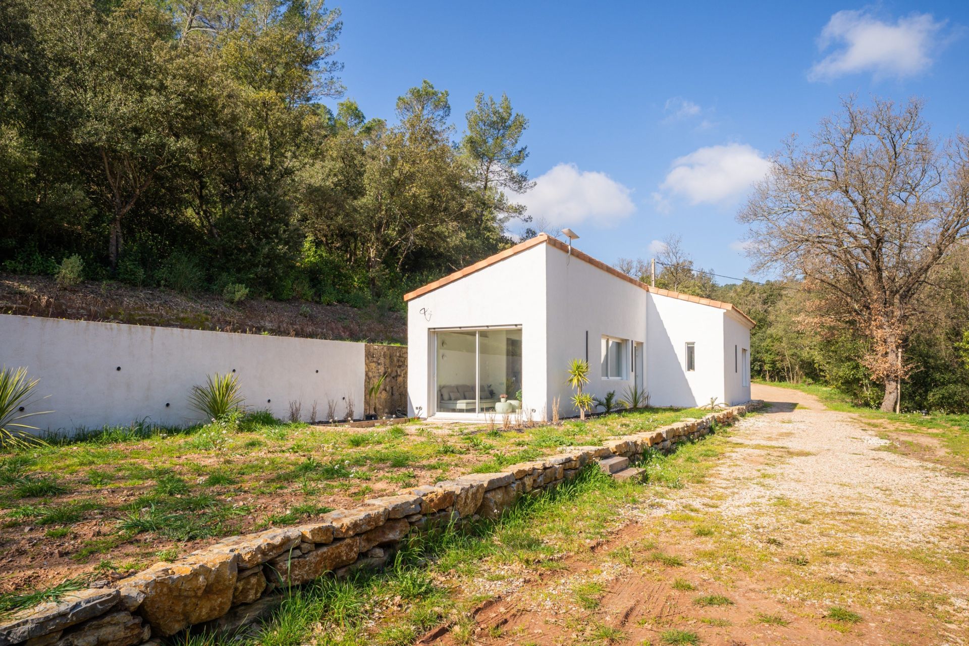 luxury house 2 Rooms for sale on GONFARON (83590)