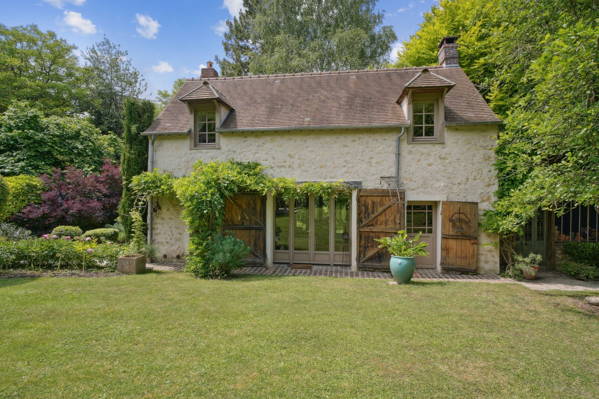 luxury house 8 Rooms for sale on VILLETTE (78930)