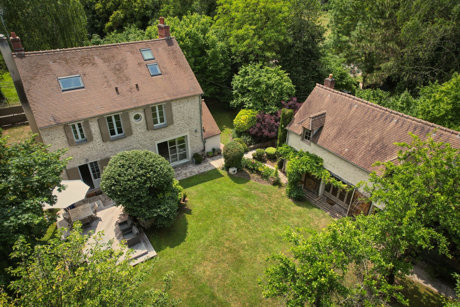 luxury house 8 Rooms for sale on VILLETTE (78930)