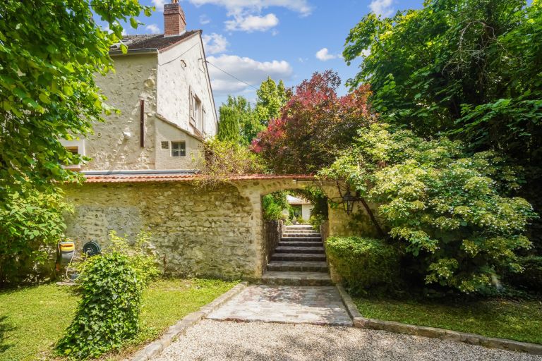 luxury house 8 Rooms for sale on VILLETTE (78930)