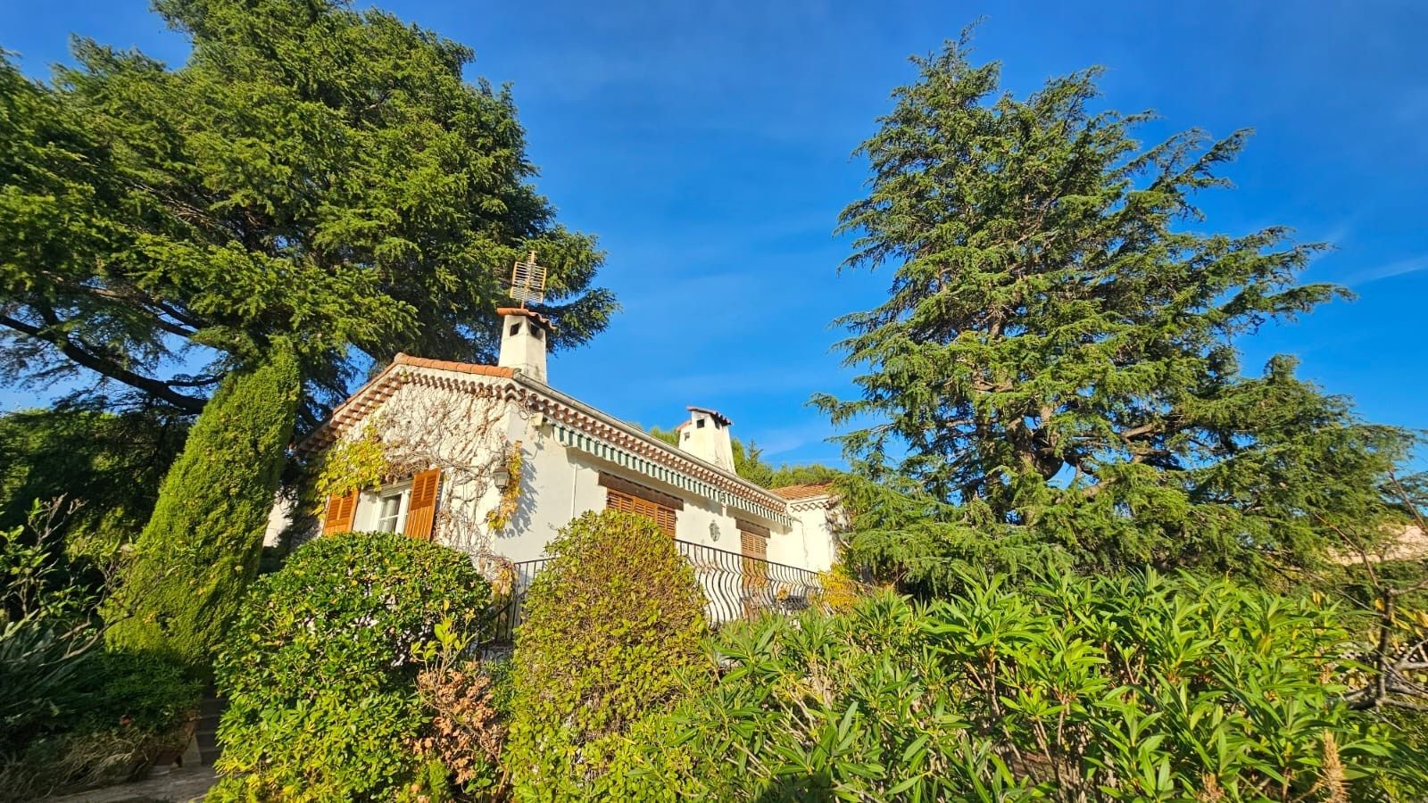 luxury villa 4 Rooms for sale on CANNES (06400)