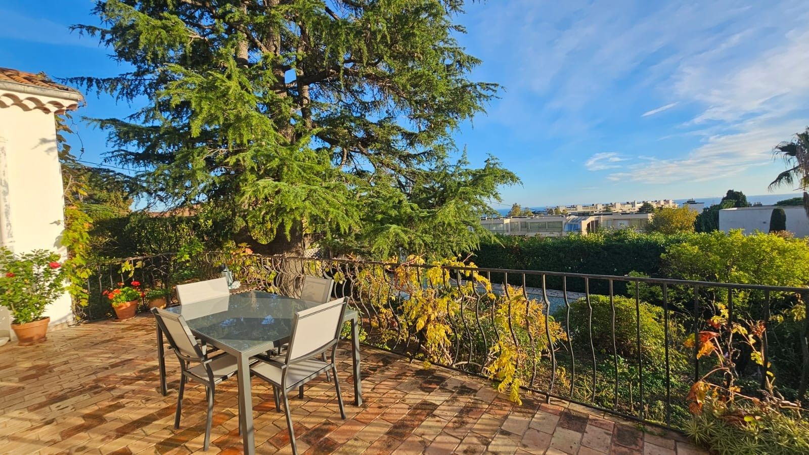 luxury villa 4 Rooms for sale on CANNES (06400)