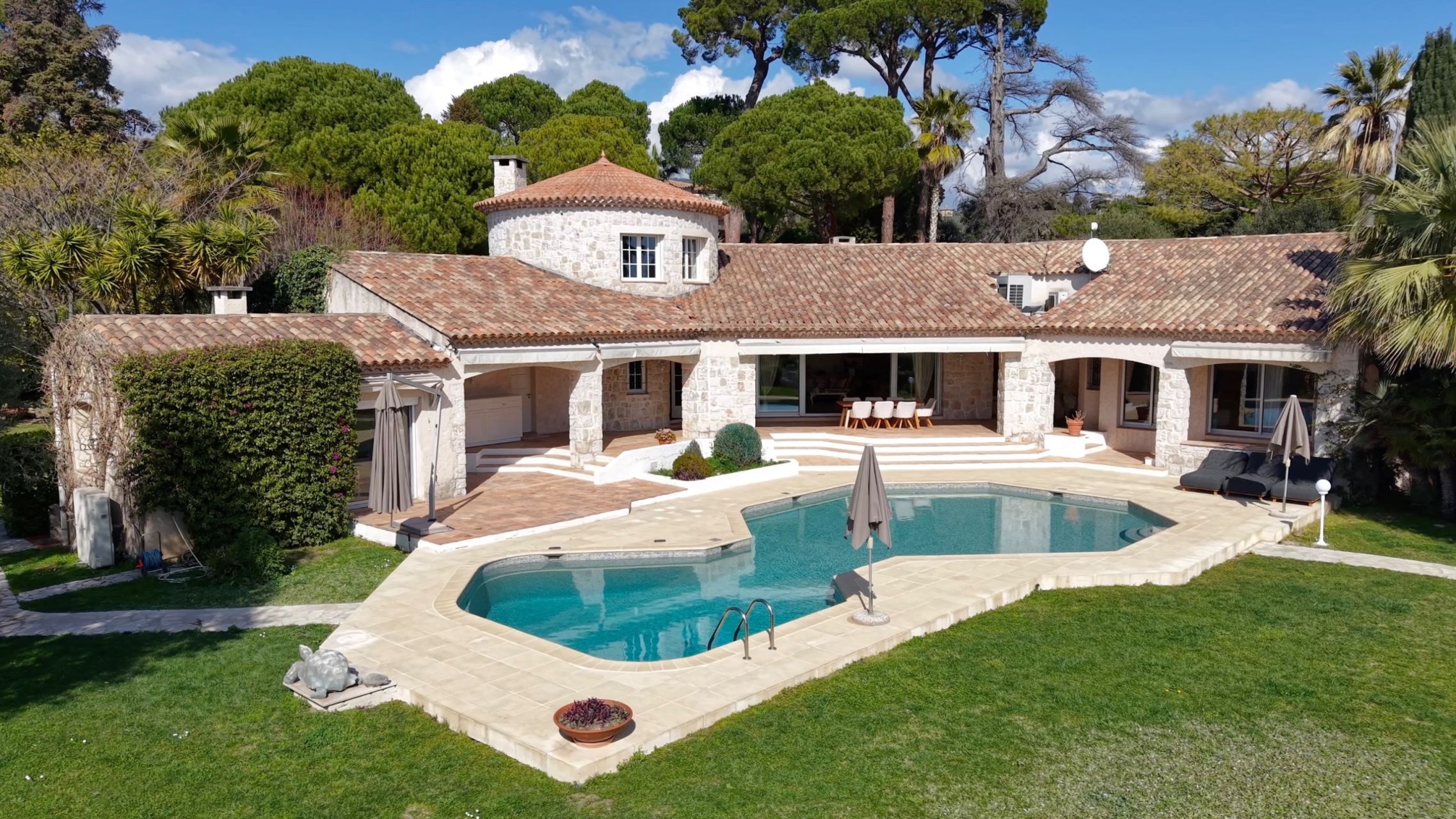 luxury villa 12 Rooms for sale on NICE (06000)