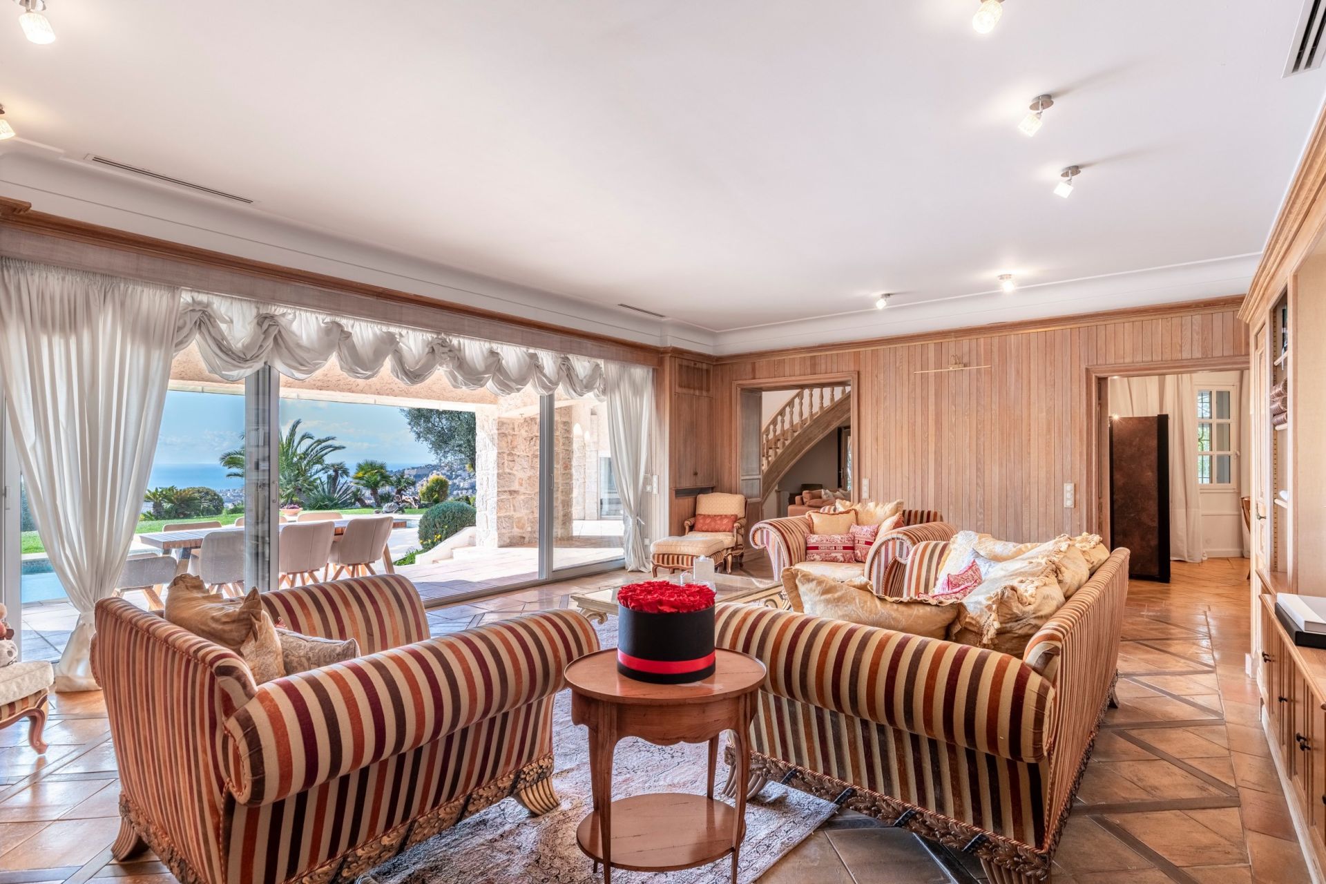 luxury villa 12 Rooms for sale on NICE (06000)