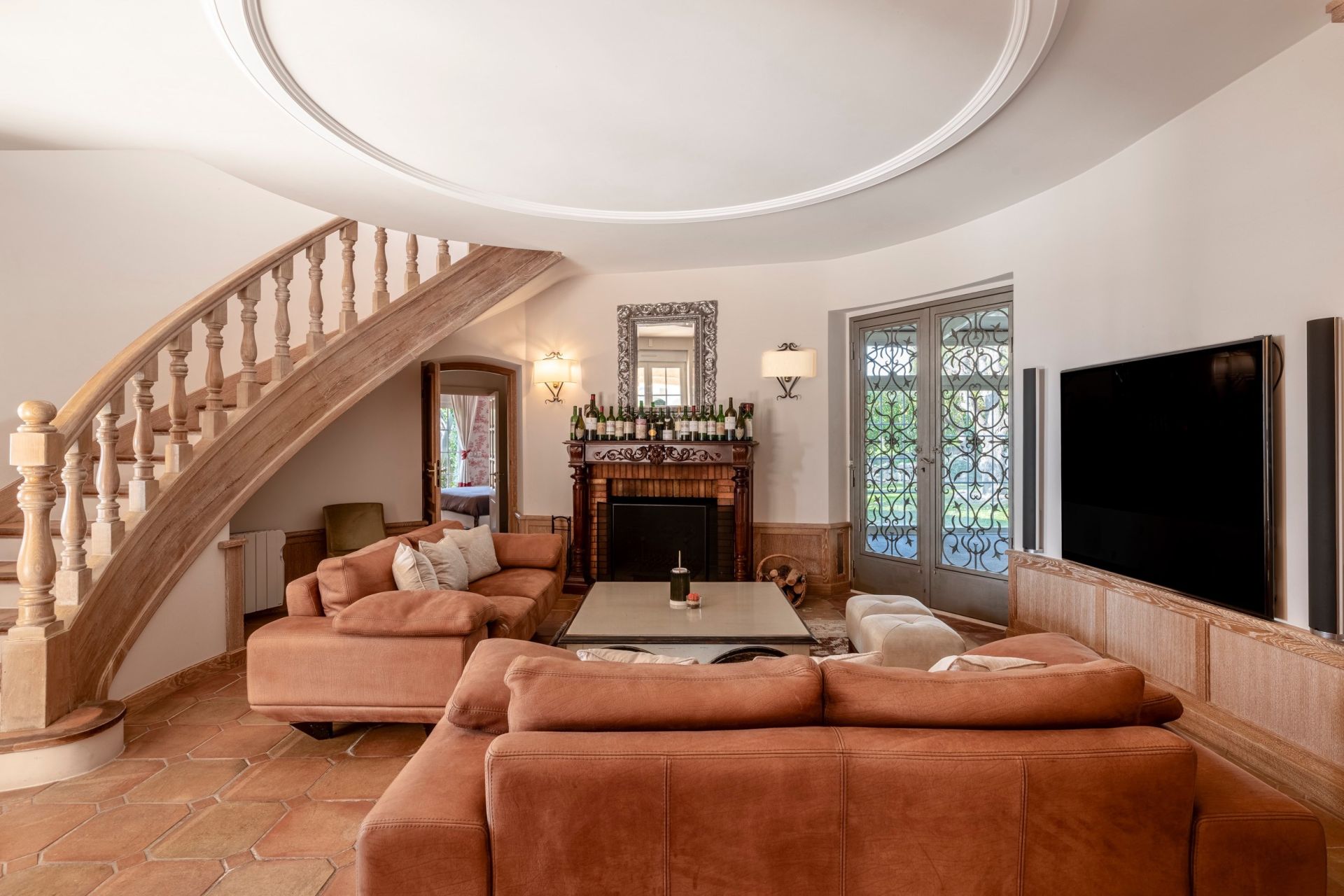 luxury villa 12 Rooms for sale on NICE (06000)