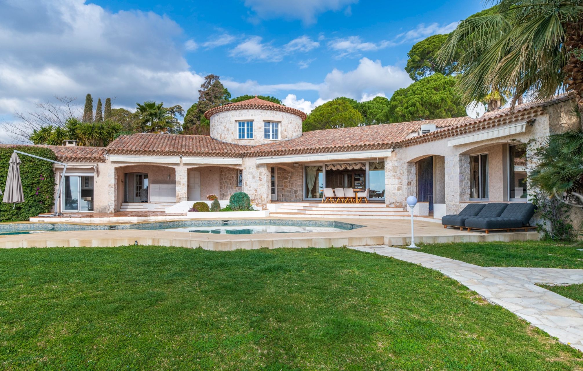 luxury villa 12 Rooms for sale on NICE (06000)