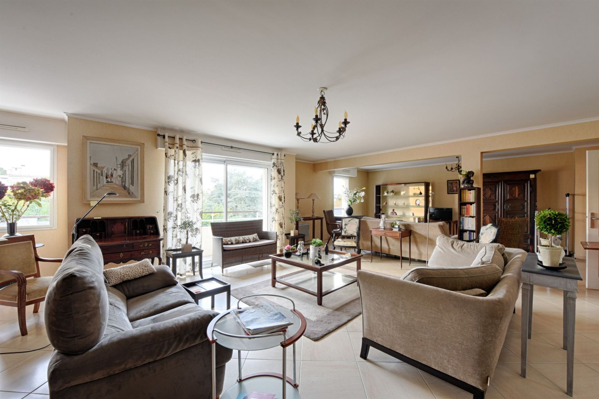 luxury apartment 5 Rooms for sale on NANTES (44000)