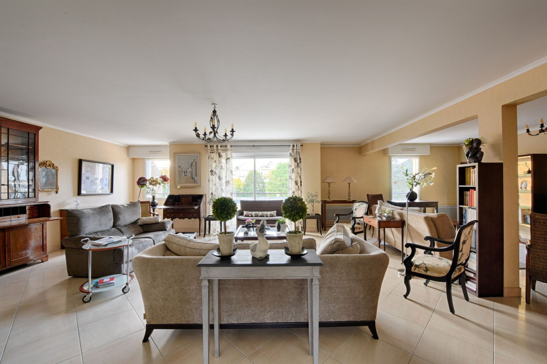 luxury apartment 5 Rooms for sale on NANTES (44000)
