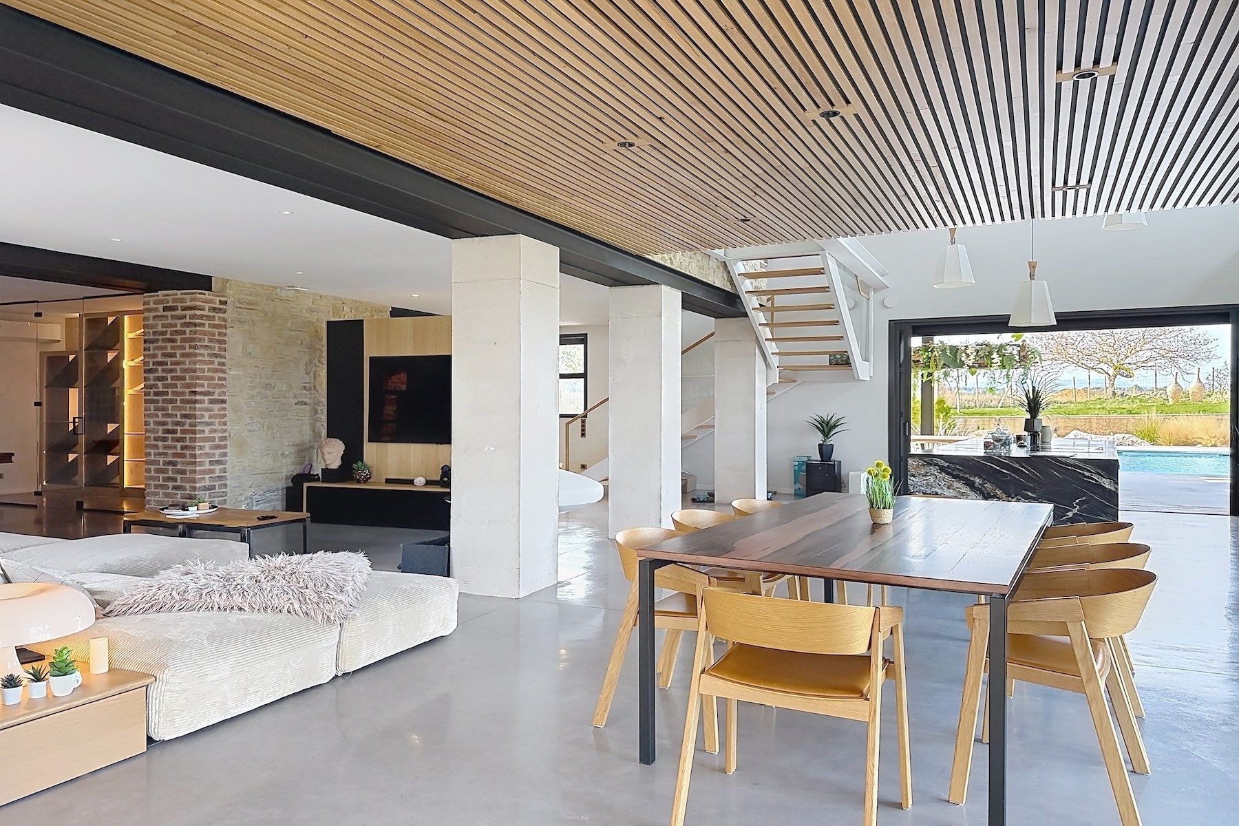 luxury house 7 Rooms for sale on UZES (30700)