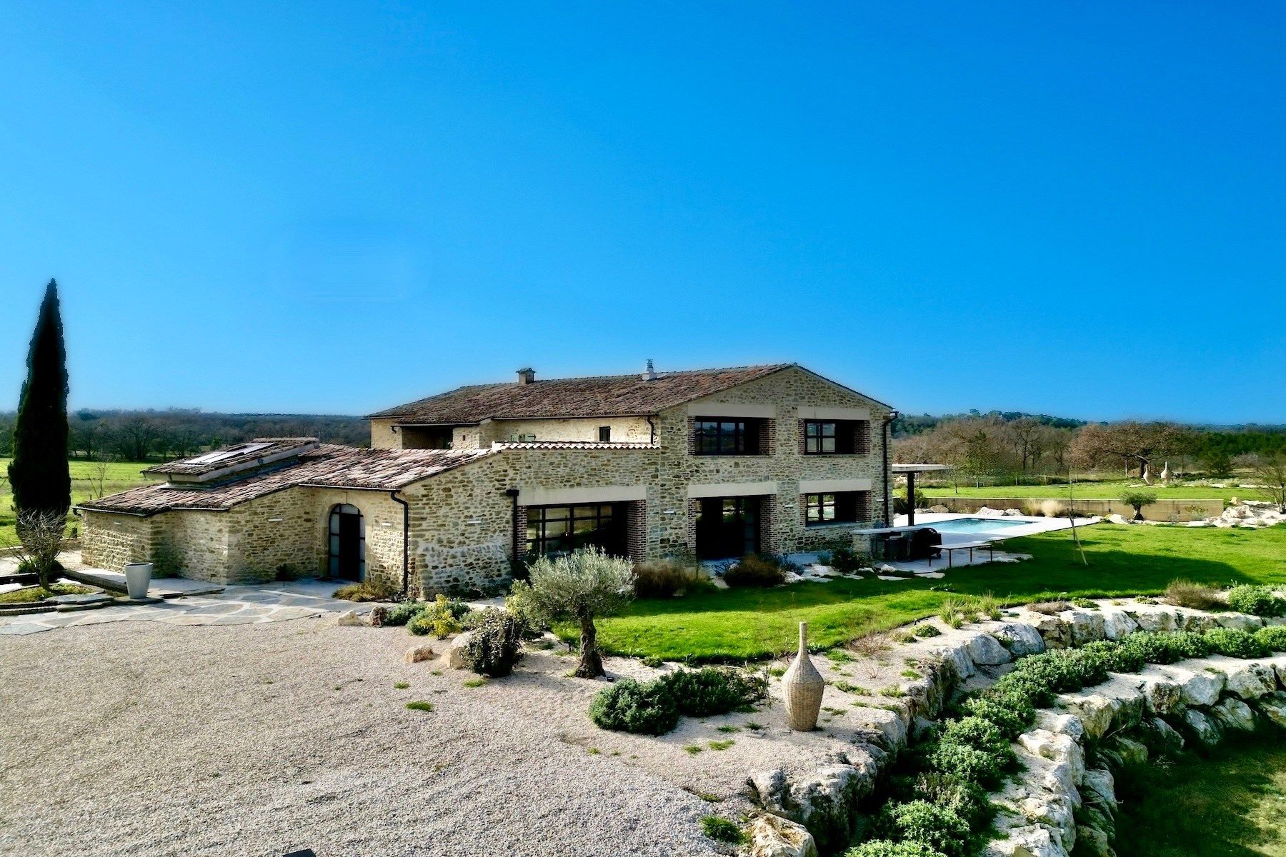 luxury house 7 Rooms for sale on UZES (30700)