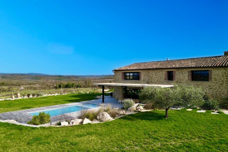 luxury house 7 Rooms for sale on UZES (30700)