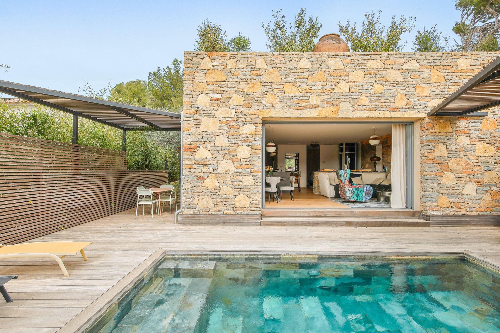 luxury house 5 Rooms for sale on LA CADIERE D AZUR (83740)