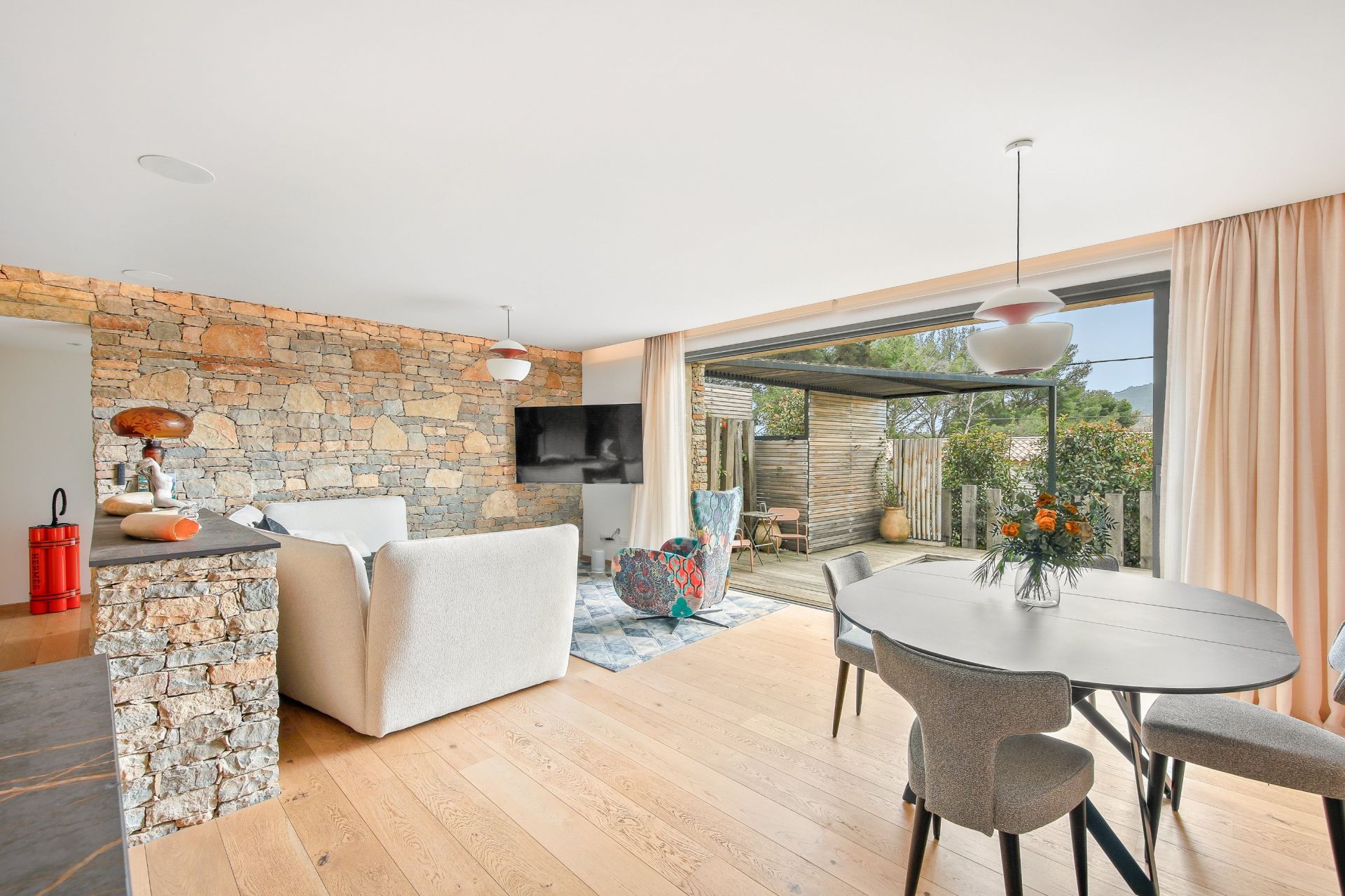 luxury house 5 Rooms for sale on LA CADIERE D AZUR (83740)