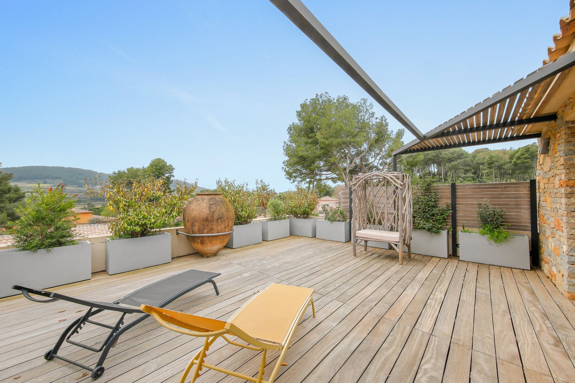 luxury house 5 Rooms for sale on LA CADIERE D AZUR (83740)