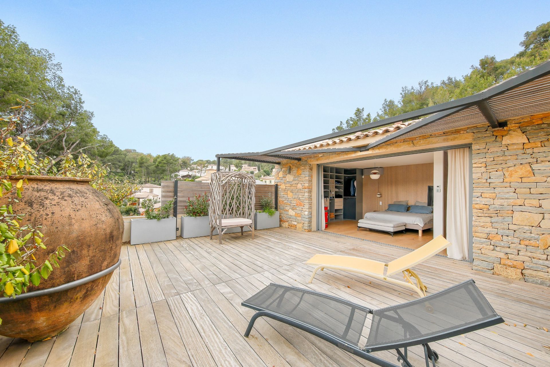 luxury house 5 Rooms for sale on LA CADIERE D AZUR (83740)