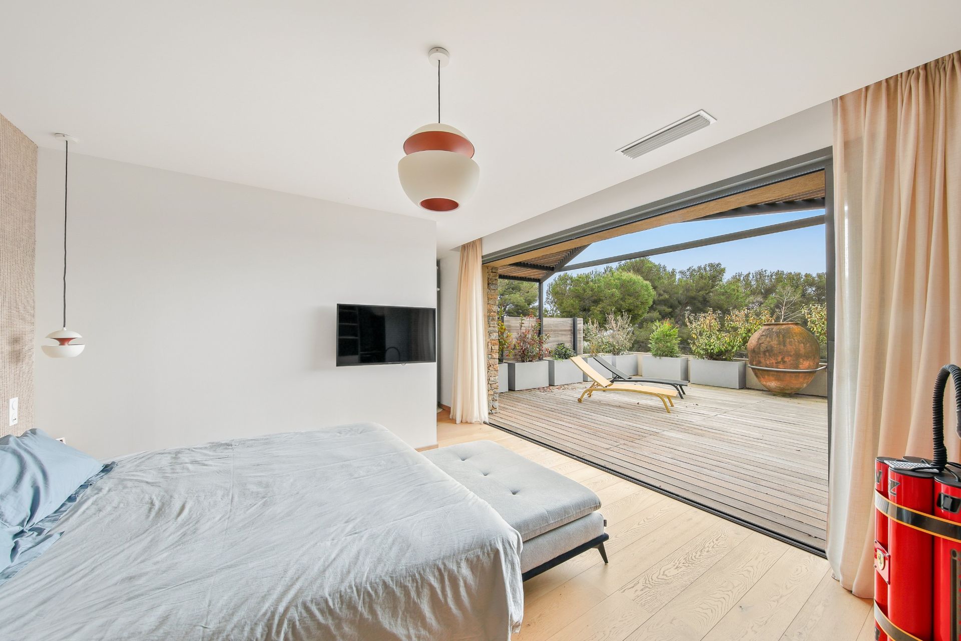 luxury house 5 Rooms for sale on LA CADIERE D AZUR (83740)