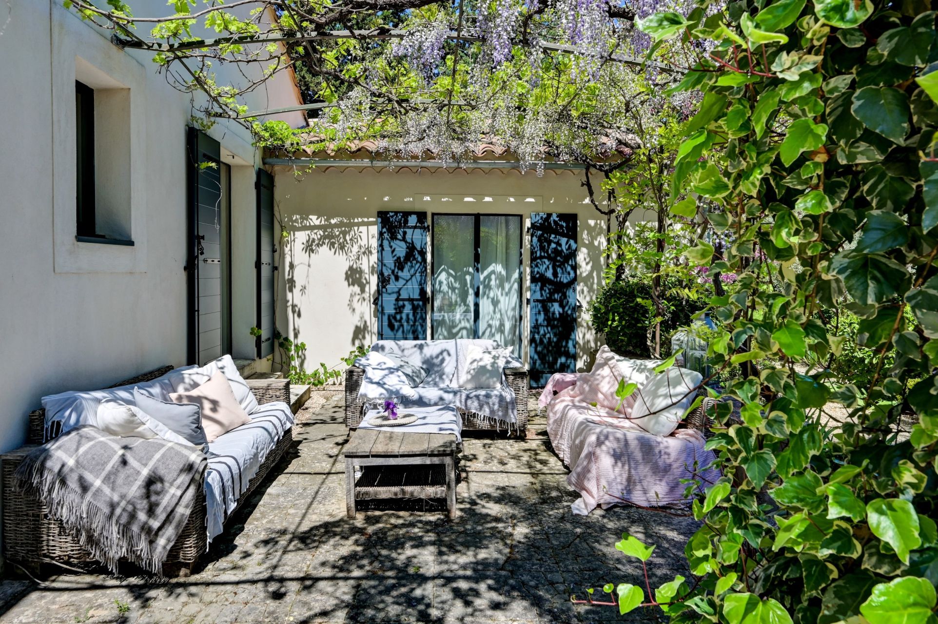 luxury house 7 Rooms for sale on EYGALIERES (13810)