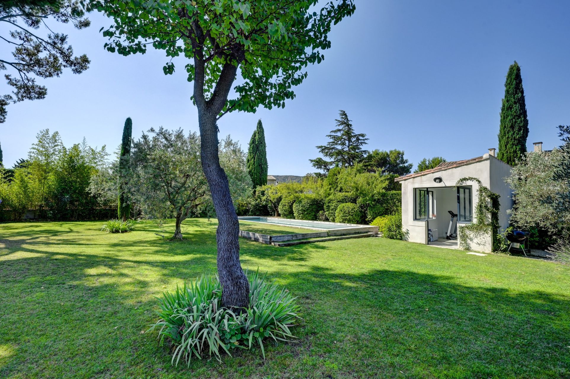 luxury house 7 Rooms for sale on EYGALIERES (13810)