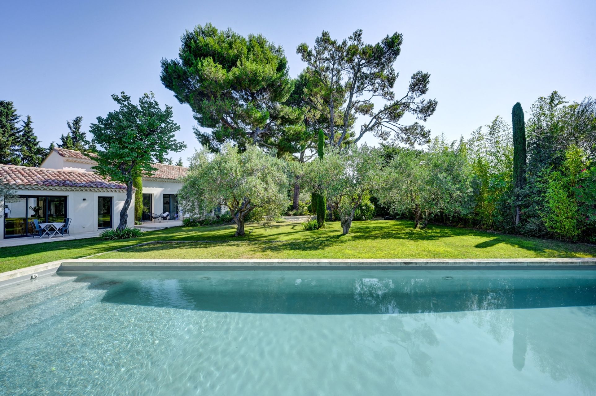 luxury house 7 Rooms for sale on EYGALIERES (13810)