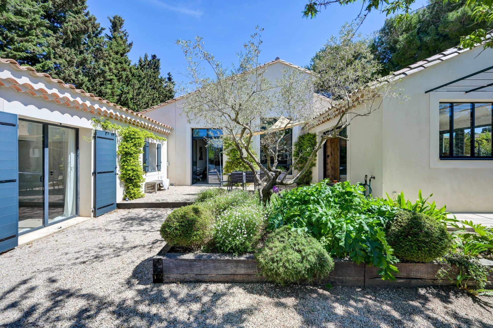 luxury house 7 Rooms for sale on EYGALIERES (13810)