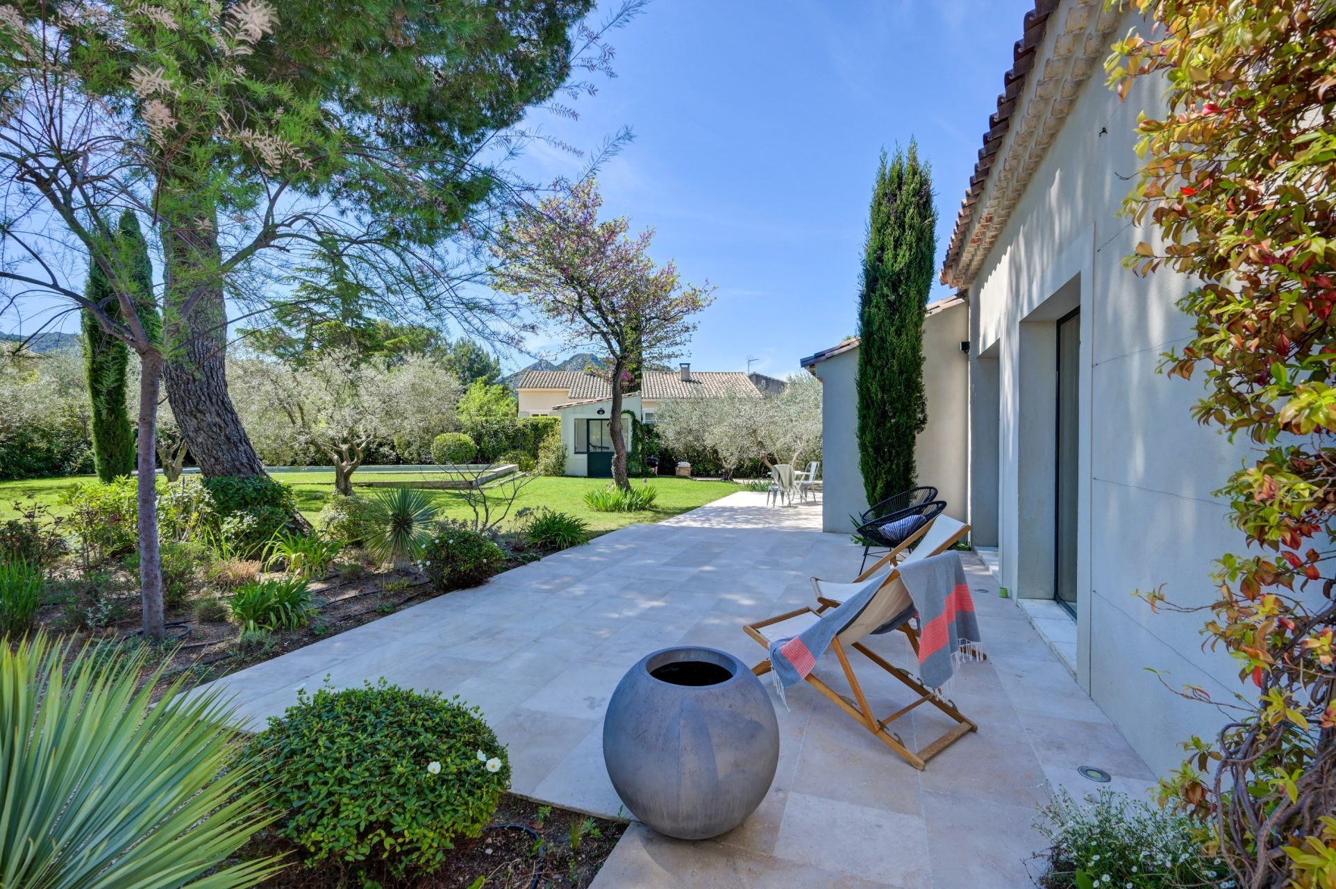 luxury house 7 Rooms for sale on EYGALIERES (13810)