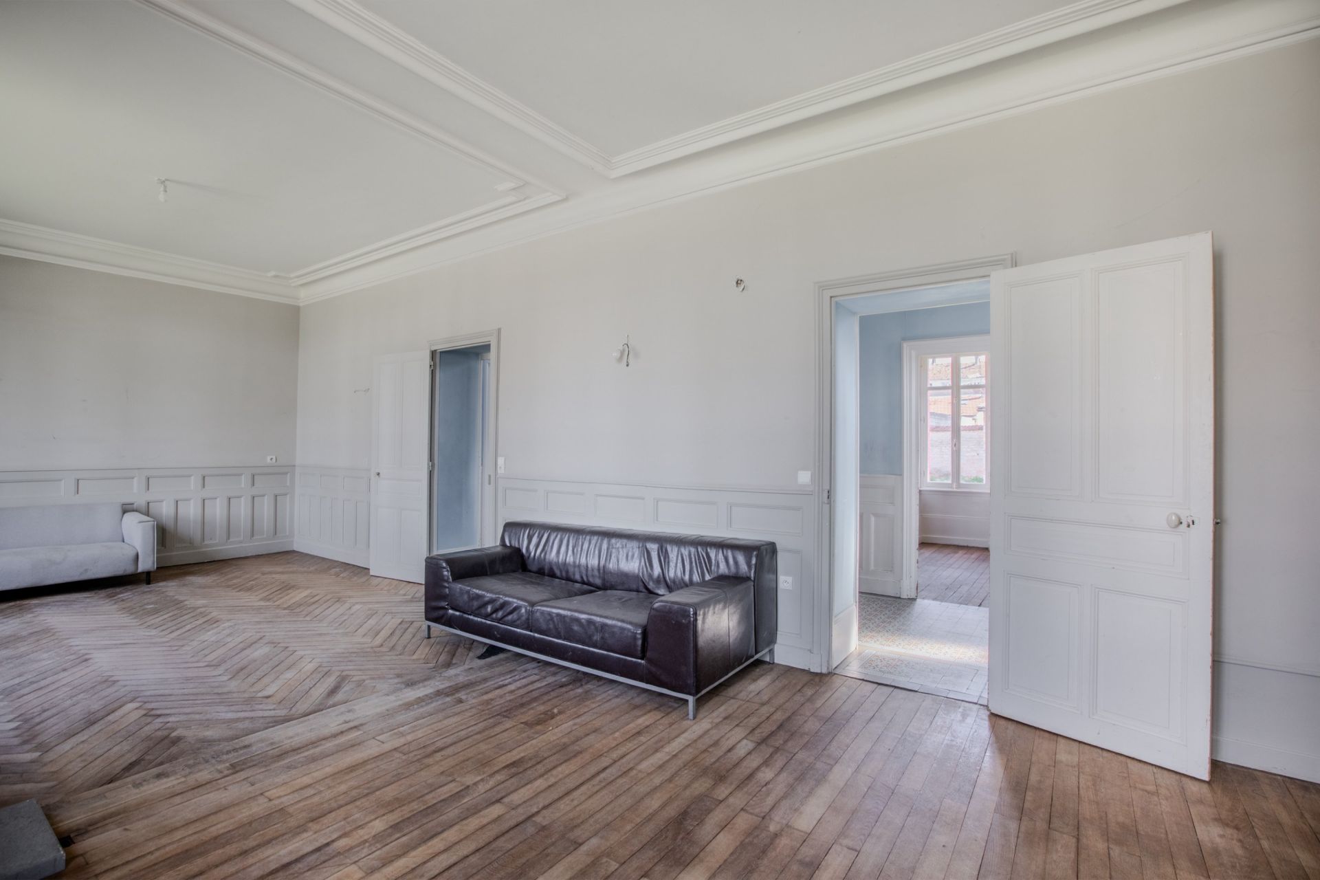 luxury house 8 Rooms for sale on DIJON (21000)