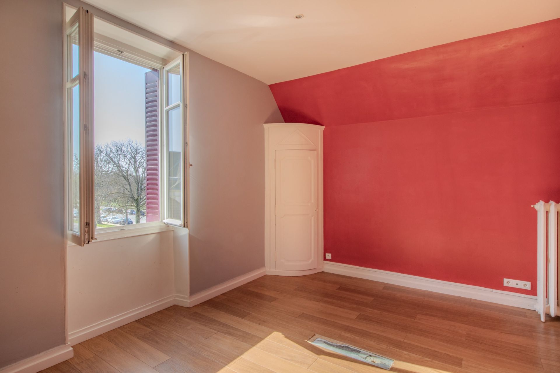 luxury house 8 Rooms for sale on DIJON (21000)