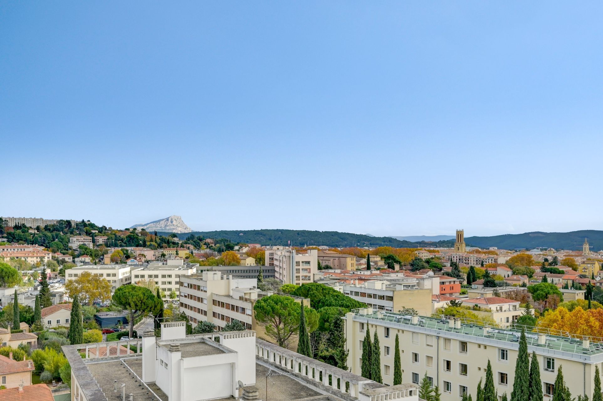 luxury apartment 5 Rooms for sale on AIX EN PROVENCE (13100)